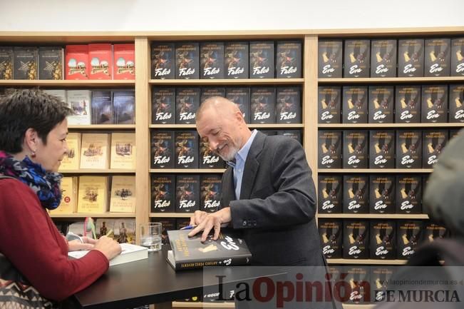 Colas por la firma de libros de Pérez-Reverte