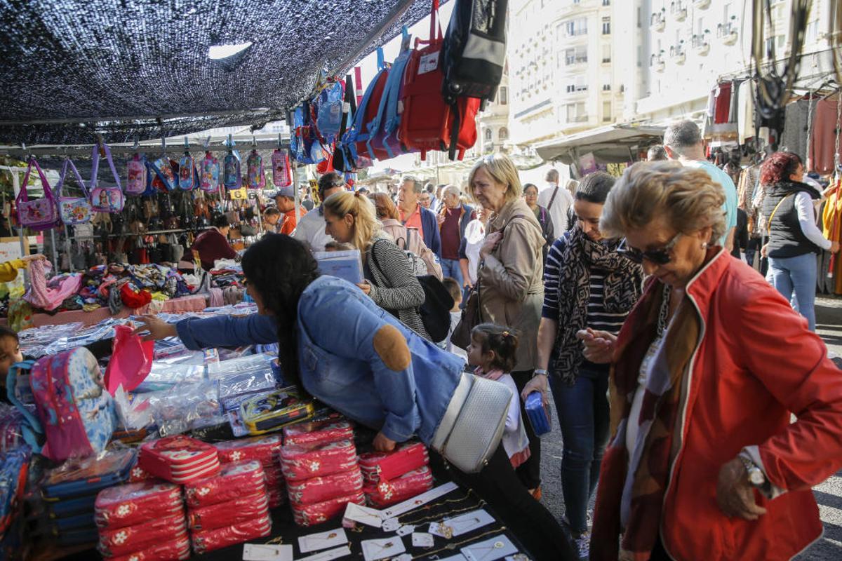 Mercadillo en la plaza del Ayuntamiento de València Mercadillo en la plaza del Ayuntamiento de València