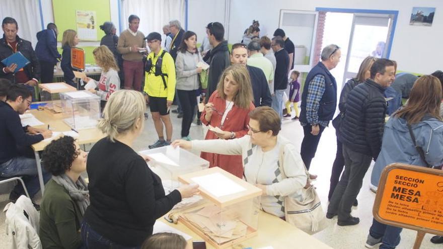 Cues de votants en el col·legi Pare Ramon Castelltort d&#039;Igualada