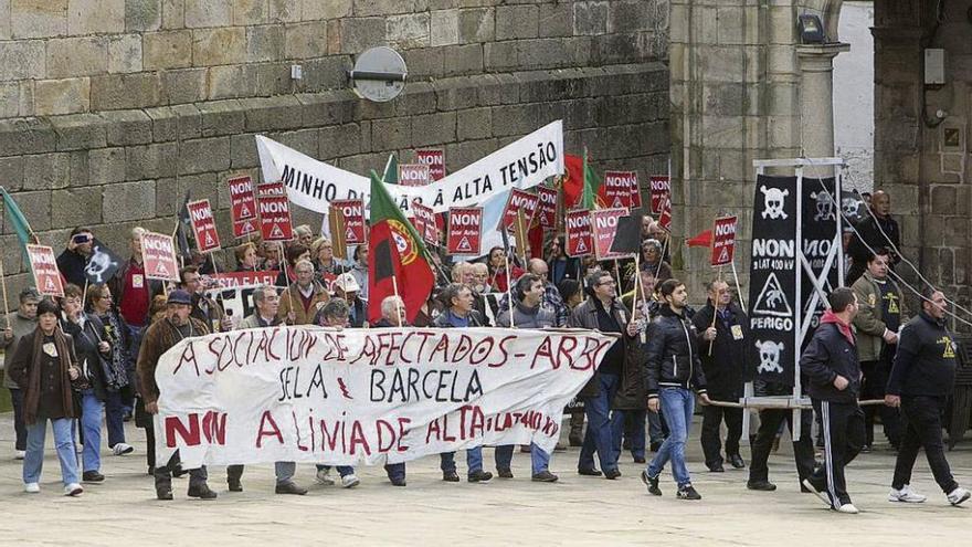 La manifestación de arbenses y portugueses, ayer, en la Praza do Obradoiro de Santiago. // Xoán Álvarez