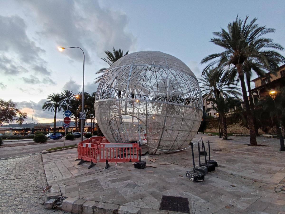 La bola navideña del Passeig Sagrera ya ha sido instalada.