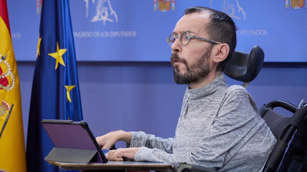 El portavoz de Unidas Podemos en el Congreso de los Diputados, Pablo Echenique, durante una rueda de prensa, en el Congreso de los Diputados, a 9 de diciembre de 2022, en Madrid (España).