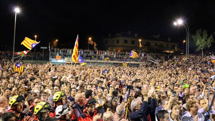 Unes 10.000 persones inunden Aiguaviva per denunciar la repressió policial viscuda al poble l&#039;1-O