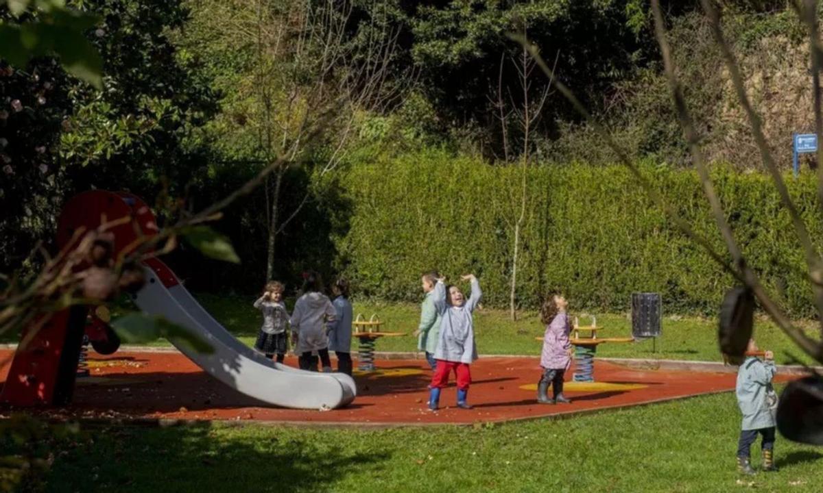 Niños en el recinto de la escuela de Sésamo, del CRA de Culleredo. |  Casteleiro/Roller Agencia