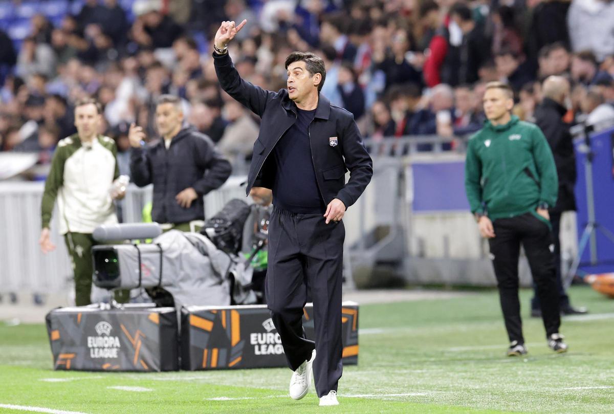 Paulo Fonseca, técnico del Olympique de Lyon, dando indicaciones a sus jugadores durante el partido contra el Celta.