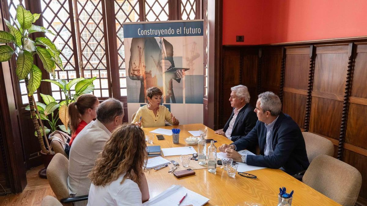 Reunión entre la directiva de la Asociación de Empresarios Constructores y Promotores de la Provincia de Las Palmas, con María Salud Gil a la cabeza, junto al presidente insular del Partido Popular de Gran Canaria, Carlos Sánchez, acompañado de la secretaria Insular, Mónica Nuez, el coordinador insular Felipe Afonso y el portavoz del Grupo Popular en el Cabildo de Gran Canaria, Miguel Jorge.