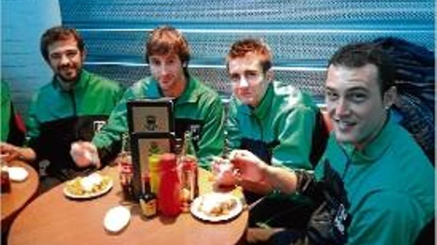 Una imatge de l&#039;equip Quart-Piscines Sant Feliu menjant braves.