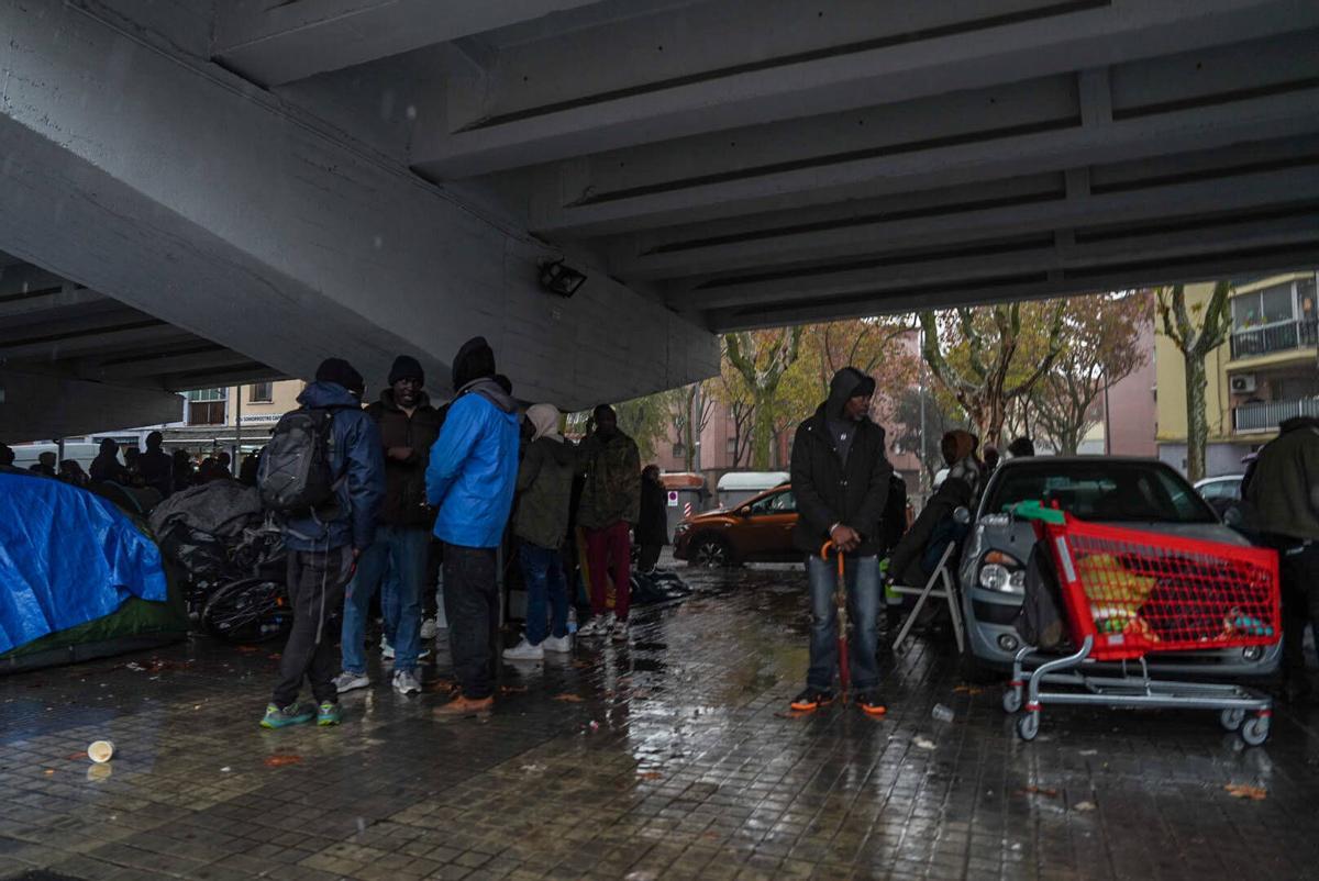Los desalojados del B9 acampan bajo el puente de la C-31 en Badalona para protegerse de las lluvias intensas Los desalojados del B9 acampan bajo el puente de la C-31 en Badalona para protegerse de las lluvias intensas