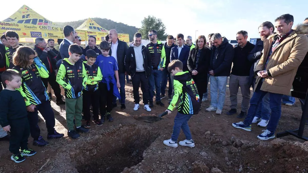 El Parc Motor de Sa Coma, una reivindicación histórica del mundo del motor en Ibiza, comienza a rodar con su primera piedra