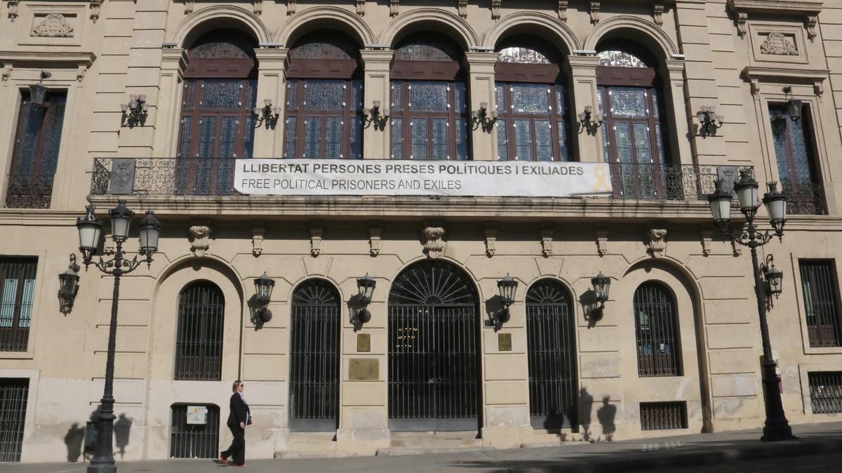 Pancarta de apoyo a presos y exiliados que cuelga del balcón de la Paeria de Lleida.