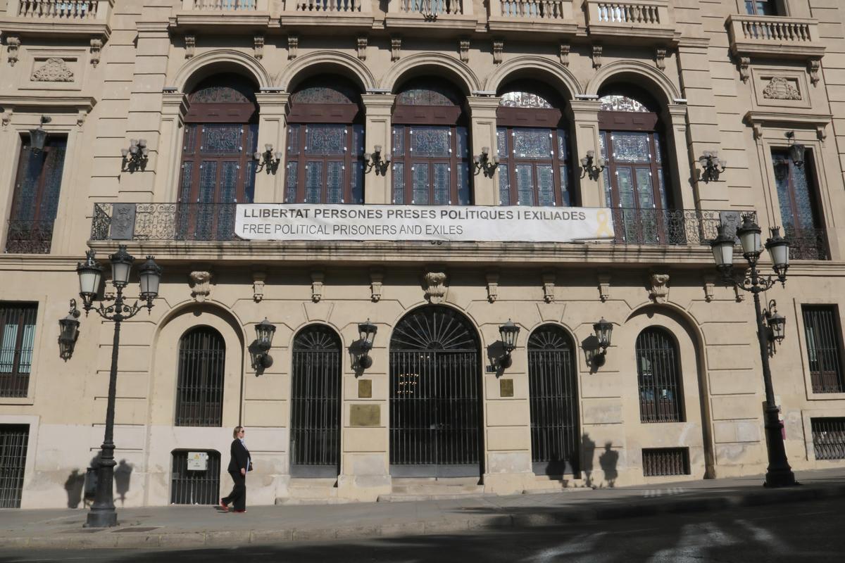L’Ajuntament de Lleida retira la pancarta pels ‘presos polítics’ després de l’ordre de la Junta Electoral