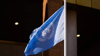 Grande-Marlaska preside el izado de la bandera de la ONU en la cumbre de Sevilla en Fibes