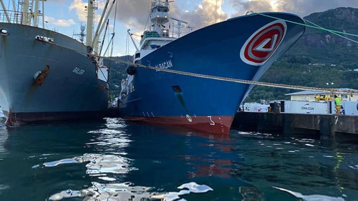 El atunero español “Albacan”, junto a reefer en Islas Mauricio.