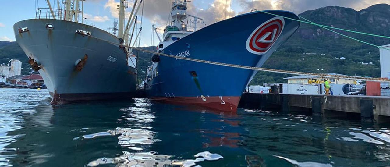 El atunero español “Albacan”, junto a reefer en Islas Mauricio.