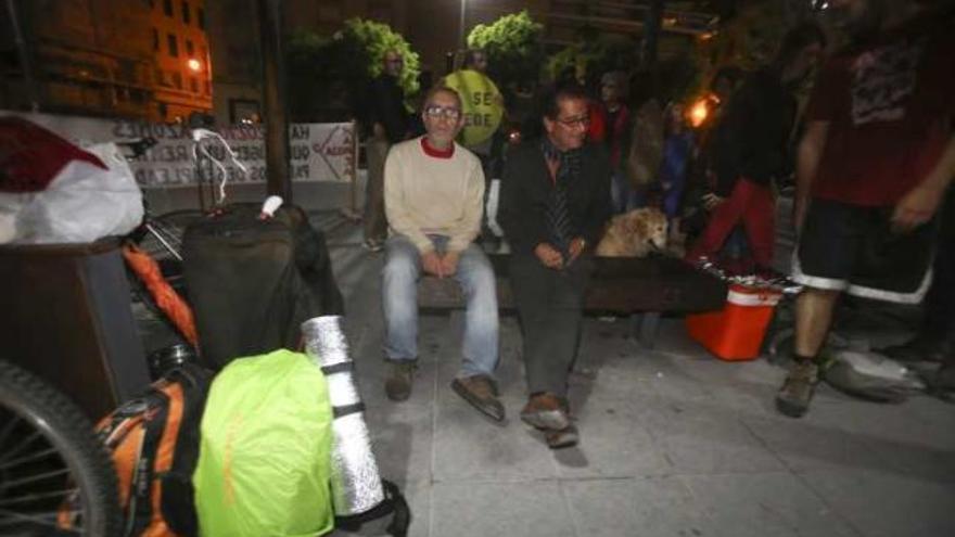 Miembros del 15-M en la madrugada de ayer en la plaza de la Montañeta.