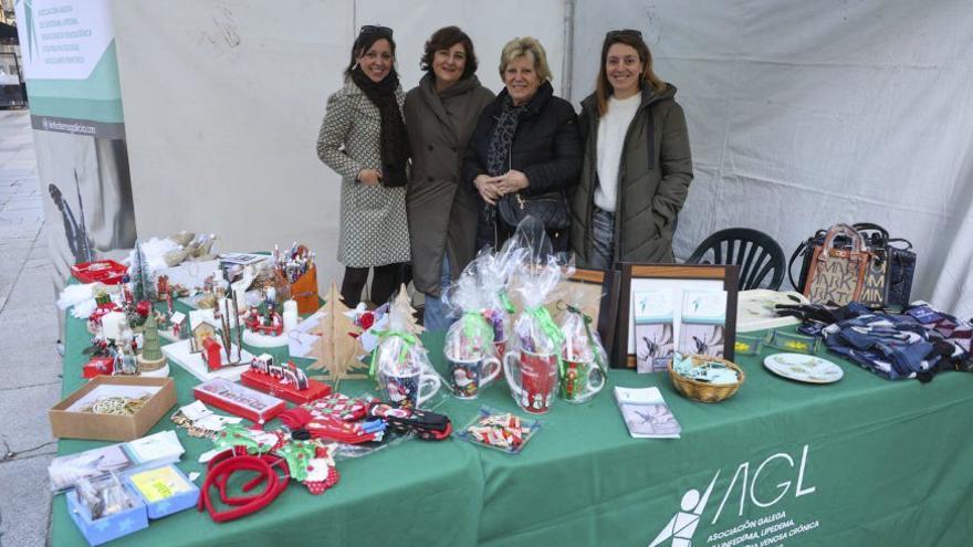 El puesto de la asociación ayer en Vilagarcía. |  Iñaki Abella