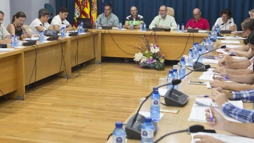 Un pleno reciente de El Campello, con casi medio centenar de botellas de agua de un solo uso sobre las mesas de los ediles.