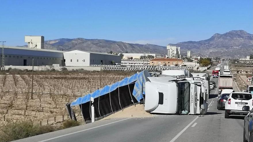 El camión, volcado tras la colisión.