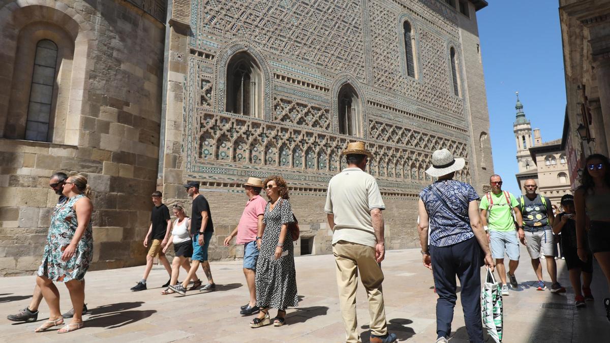 Algunos turistas paseando por Zaragoza, en una imagen de archivo.