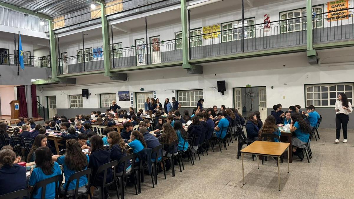 Los Güevos Pintos en el colegio Covadonga de Santa Fe