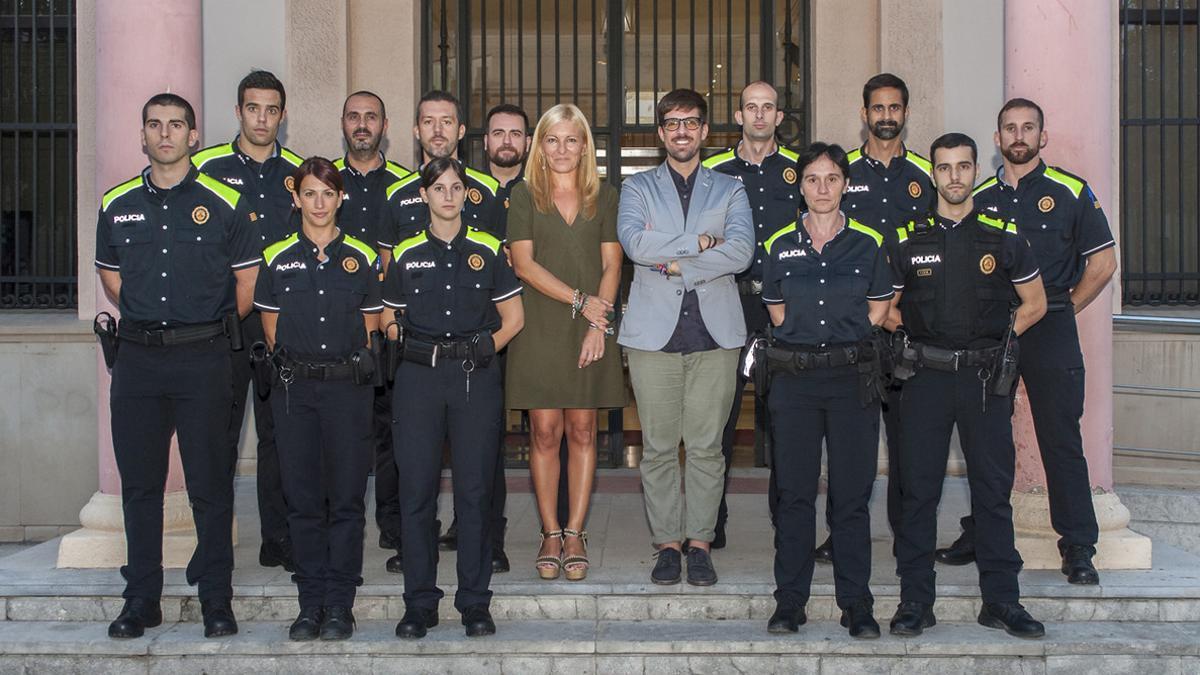 La alcaldesa, el concejal del área de Servicios Centrales y el inspector jefe de la Policía, acompañados de los nuevos agentes