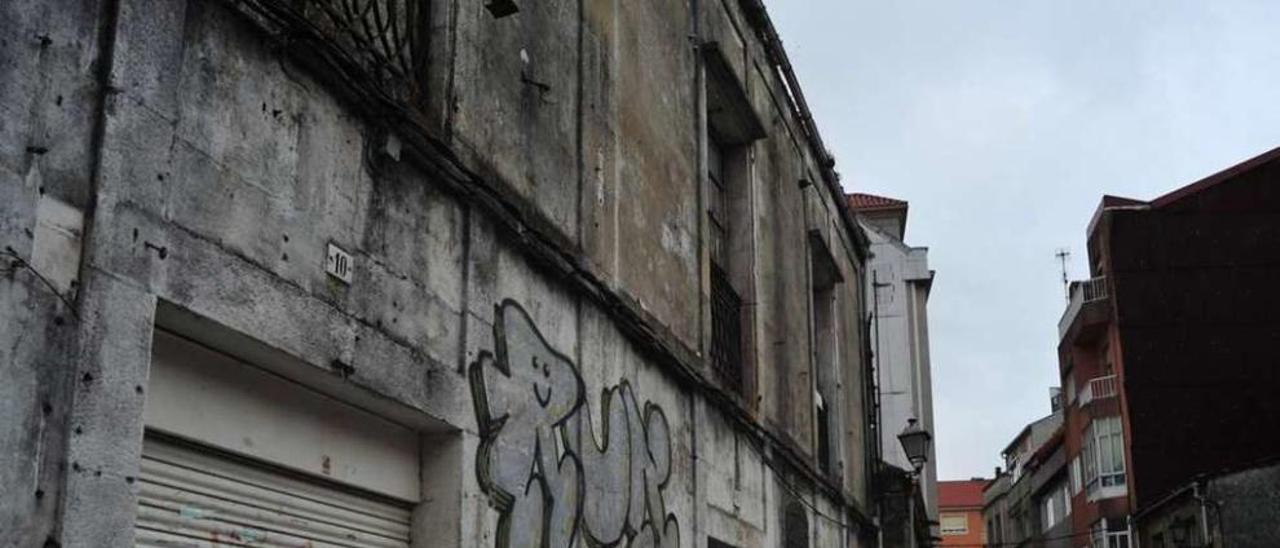 El edificio de la plaza Martín Gómez Abal (O Castro) se encuentra en estado ruinoso. // Iñaki Abella