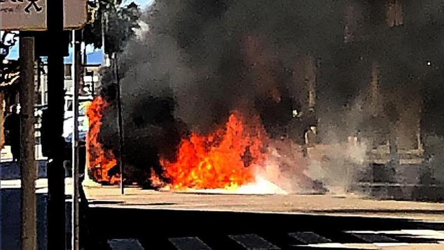 Llamas provocadas por el incendio intencionado de ayer. | LEVANTE-EMV