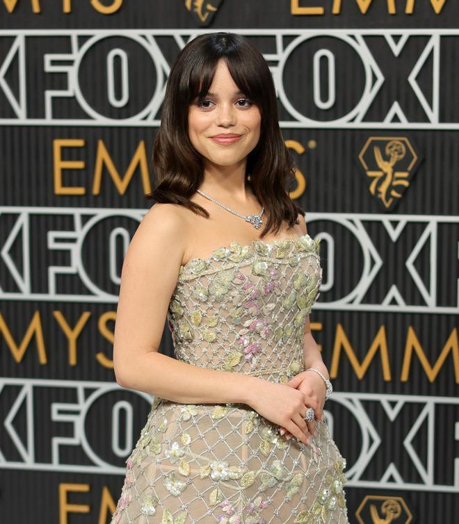 Detalle de las joyas de Dior de Jenna Ortega en los Premios Emmy 2023