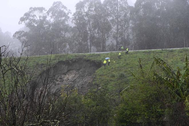 Un desprendimiento en la Autovía do Morrazo sepulta una vivienda en Moaña y deja un vecino herido