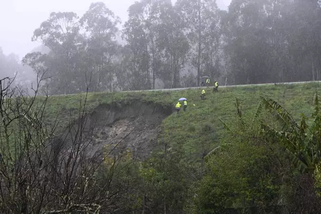 Un desprendimiento en la Autovía do Morrazo sepulta una vivienda en Moaña y deja un vecino herido