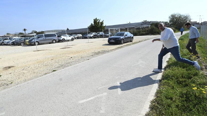 Las campas de coches del aeropuerto ya alcanzan el núcleo urbano de Torrellano
