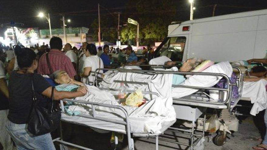 Pacients i metges desallotjats d&#039;un hospital passen la nit al carrer a la ciutat de Villahermosa