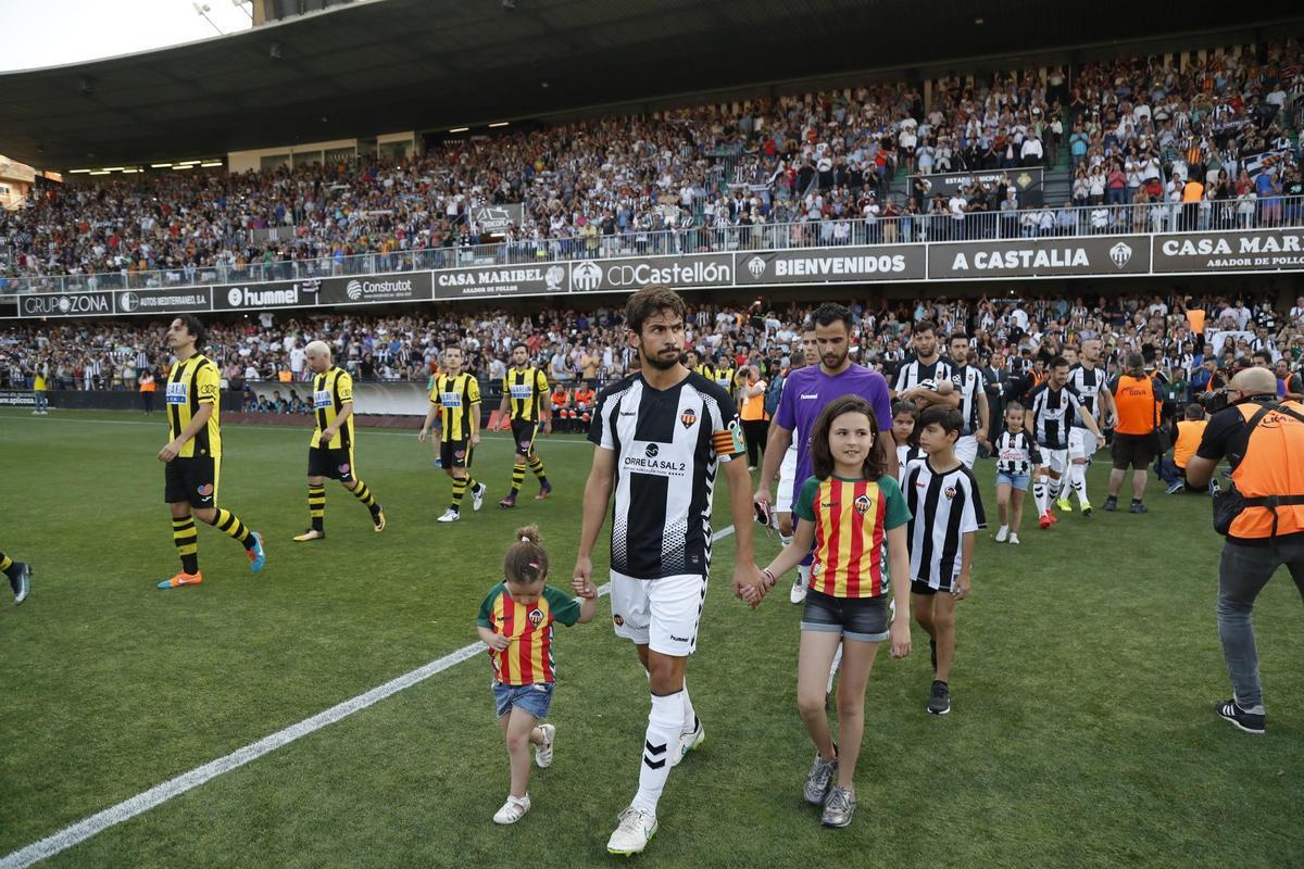 El capitán Marenyà, en los instantes previos al Castellón-Portugalete, en un Castalia lleno.