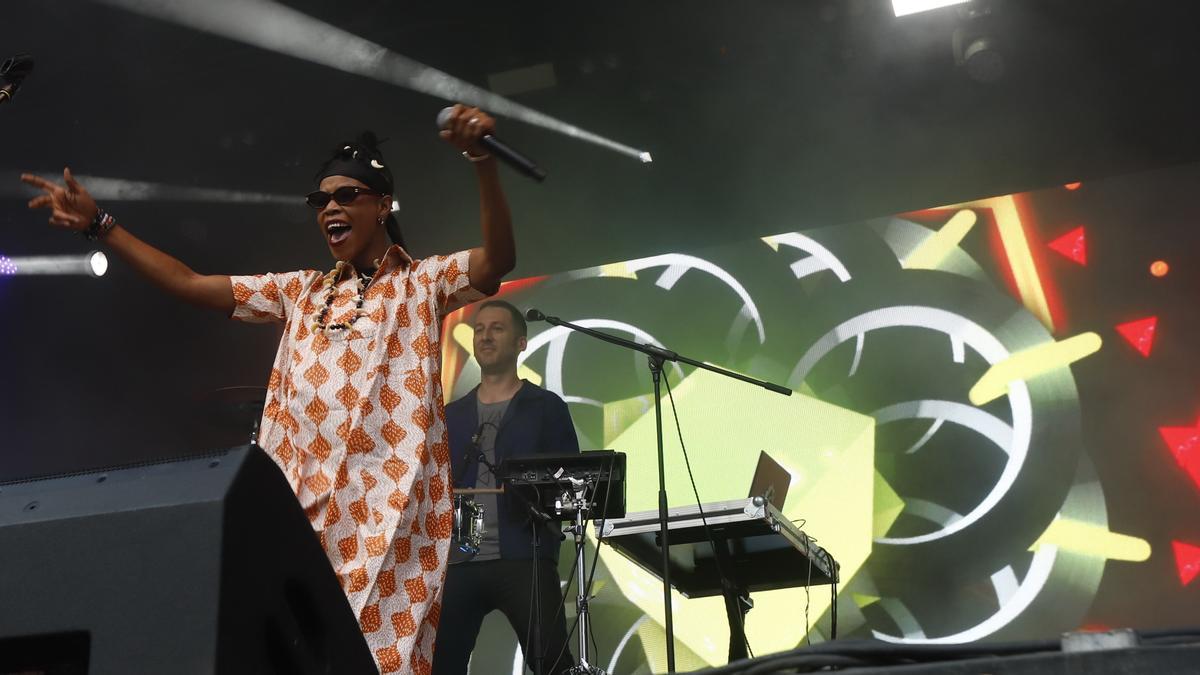 La artista maliense Ami Yerewolo en su concierto del jueves en la plaza San Bruno de Zaragoza.