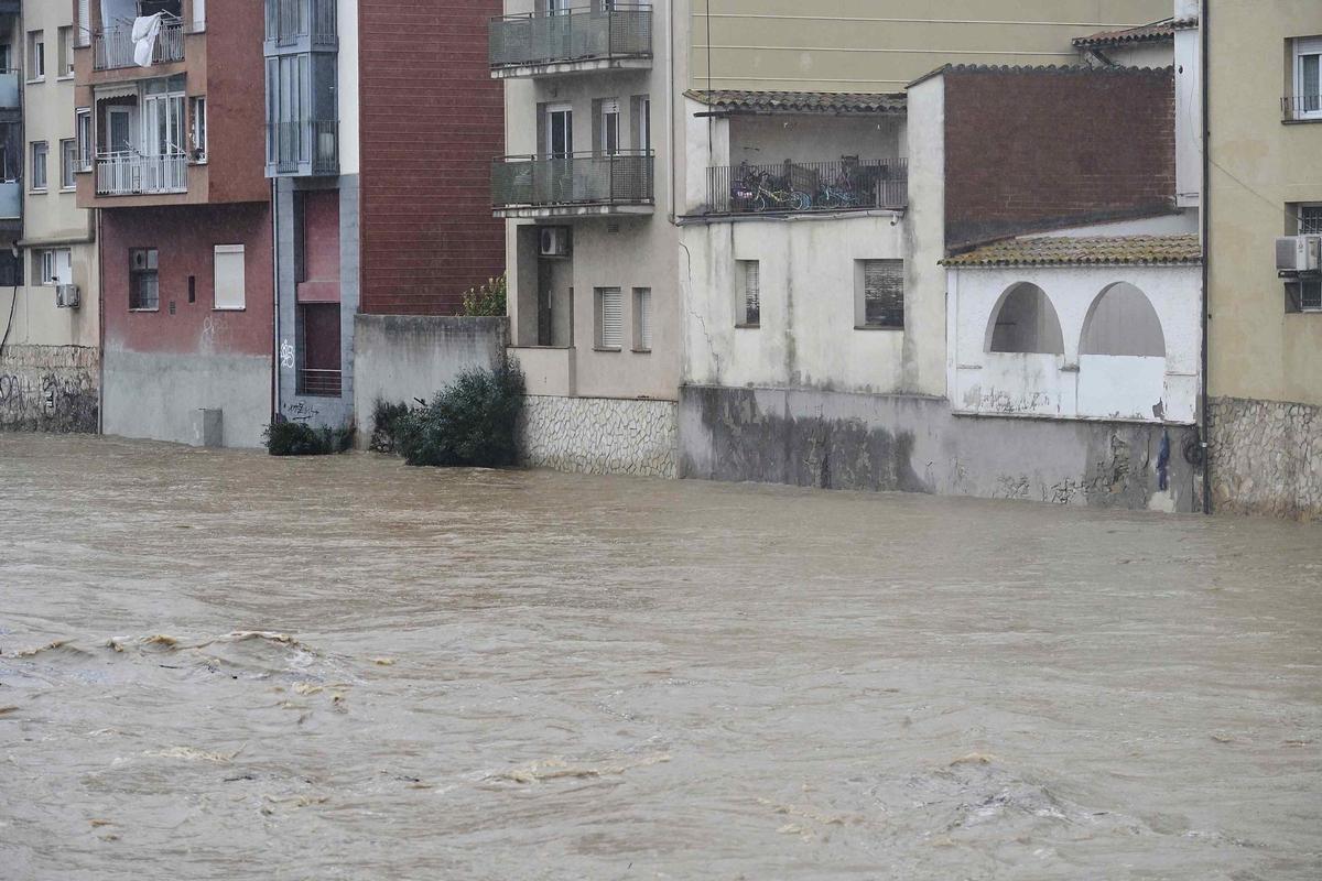 Les imatges de l'Onyar i el Ter plens d'aigua