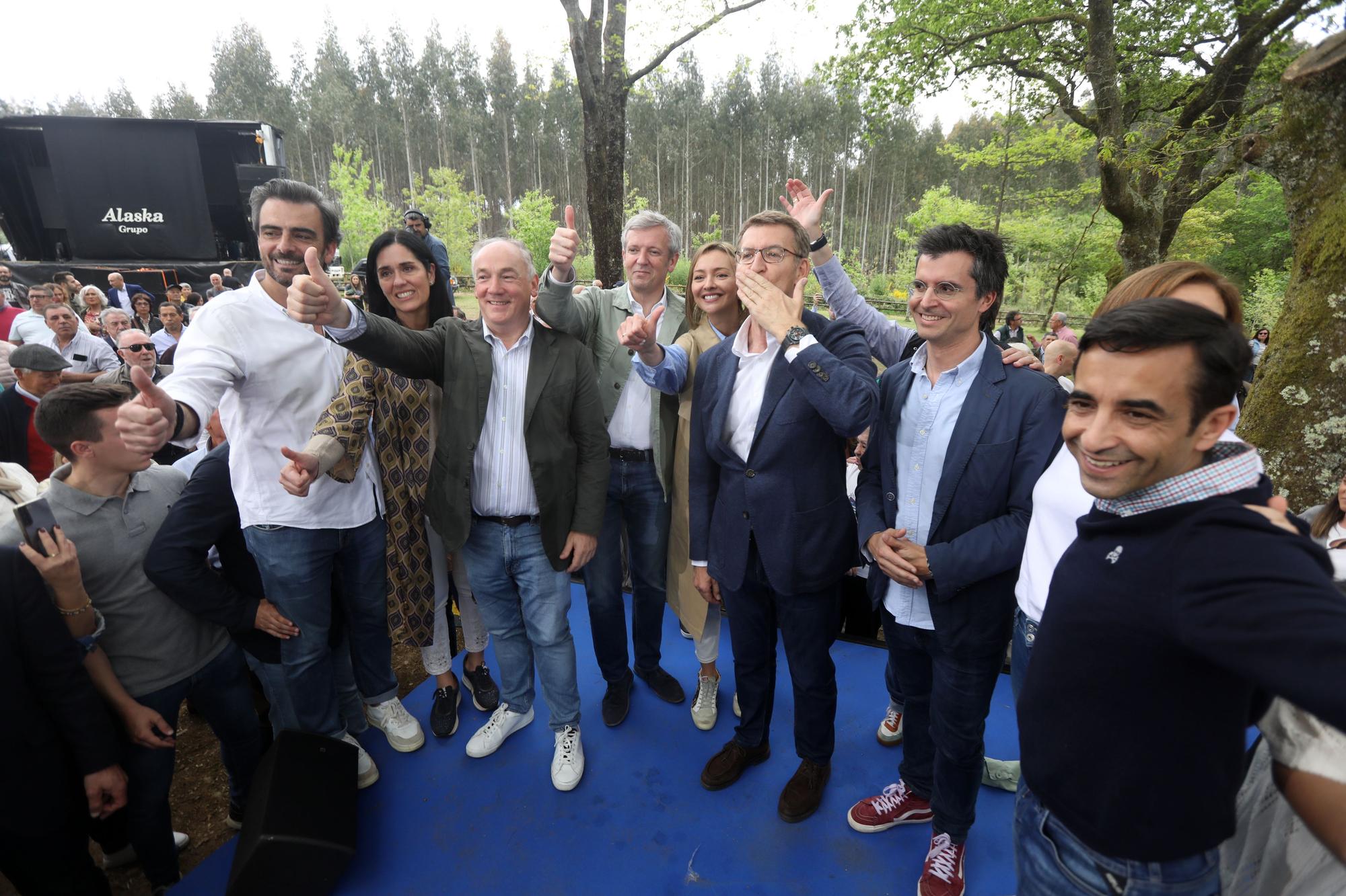 Feijóo se da un baño de masas a su regreso a Galicia