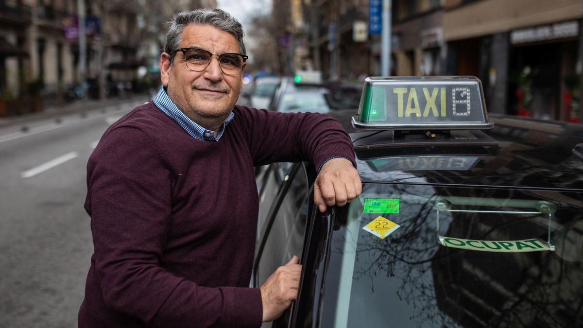 El taxista Esteban March, en la calle de la Diputació, este jueves.