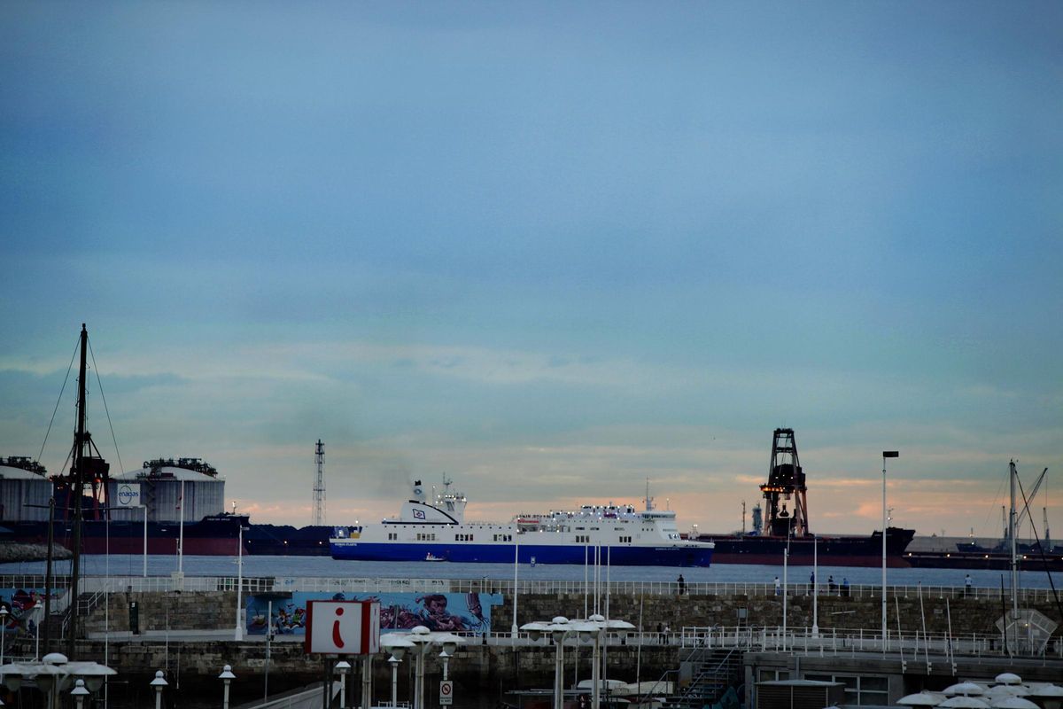 El barco que cubría la autopista del mar entre Gijón y Nantes, zarpando de El Musel en 2014.