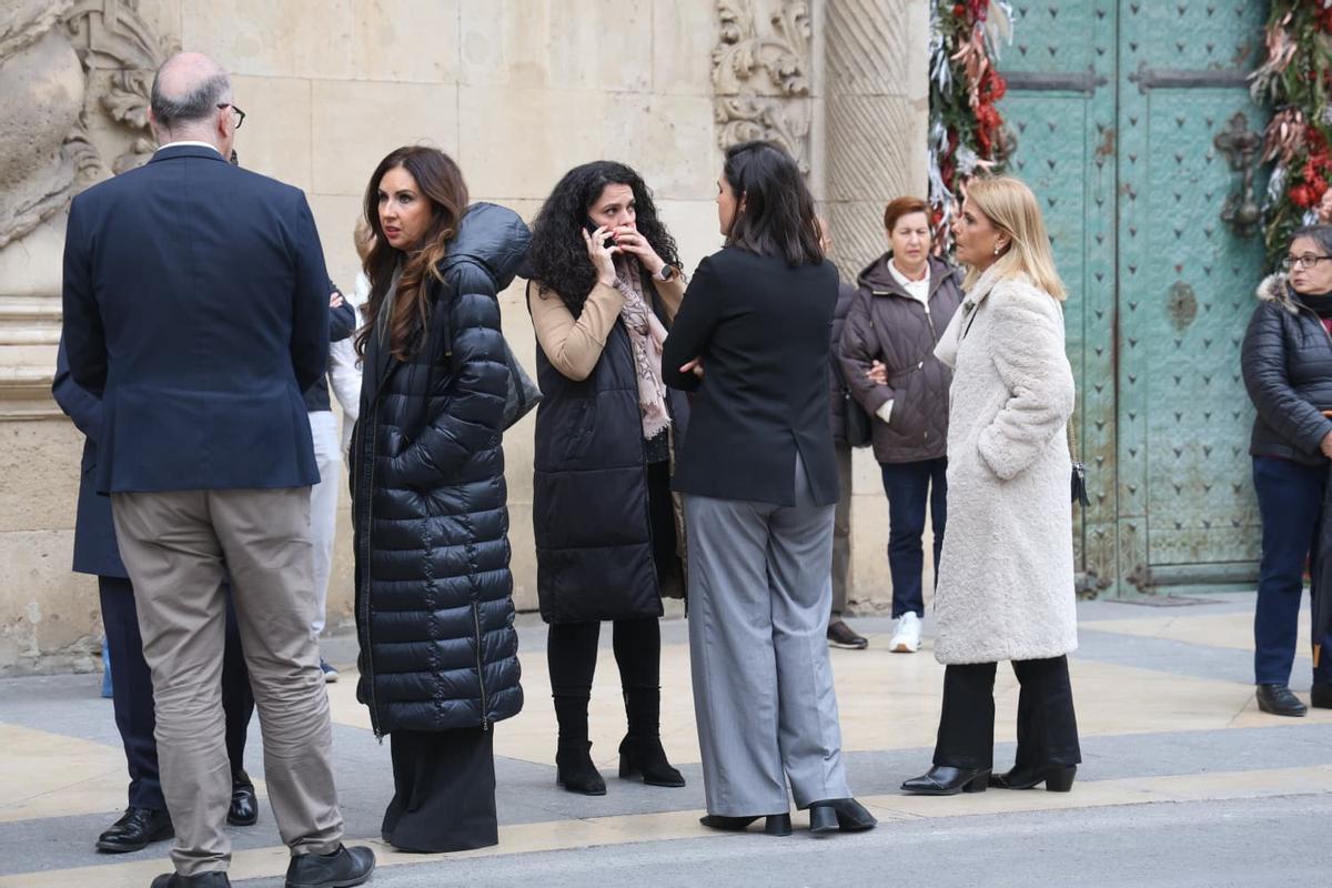 El desconcierto en la Plaza del Ayuntamiento ante la música del Belén gigante durante el acto de luto