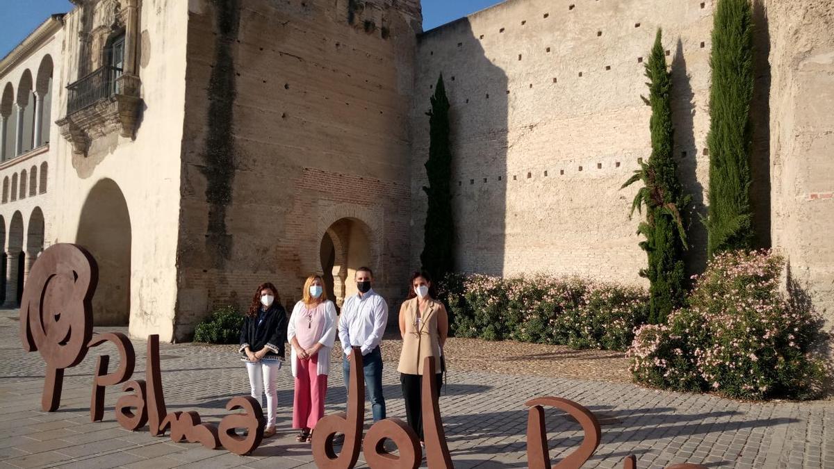 Participantes en la presentación de la noche de compras de Palma del Río.