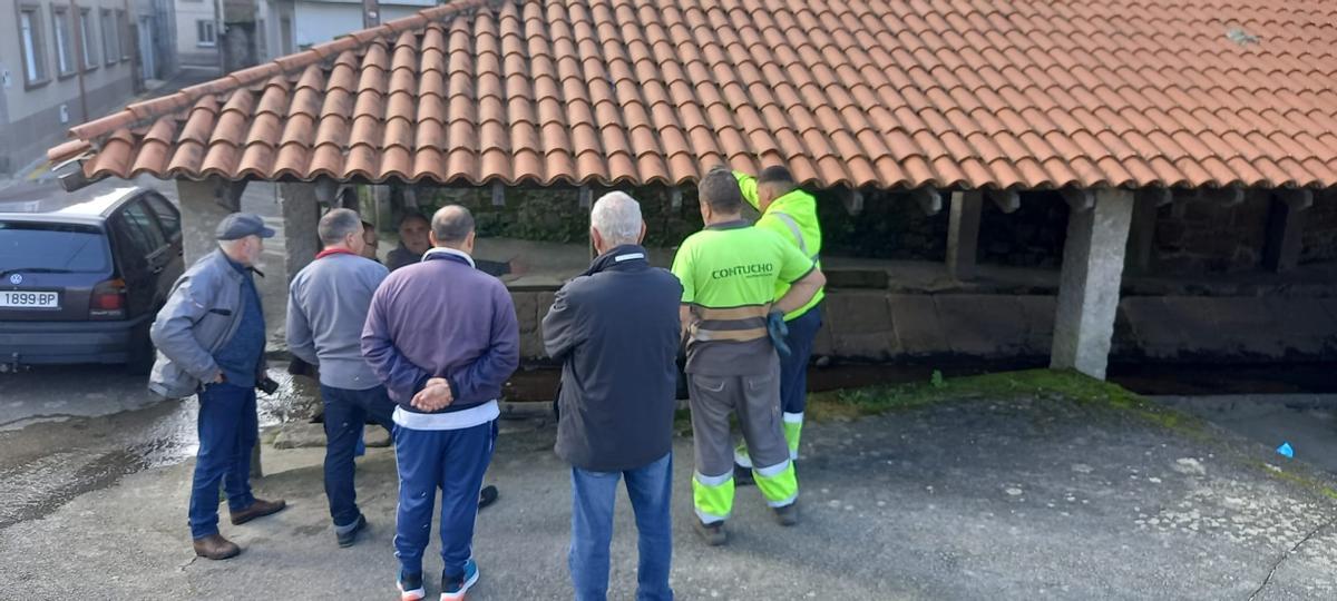 Los vecinos de Vilaxoán durante la visita al lavadero público