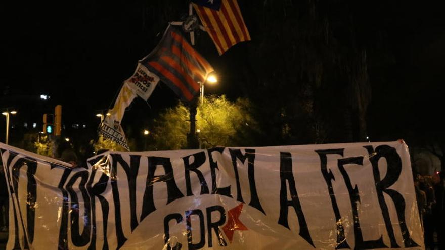 Una manifestació convocada pels CDR recorre Barcelona i els Mossos impedeixen que arribi a Urquinaona