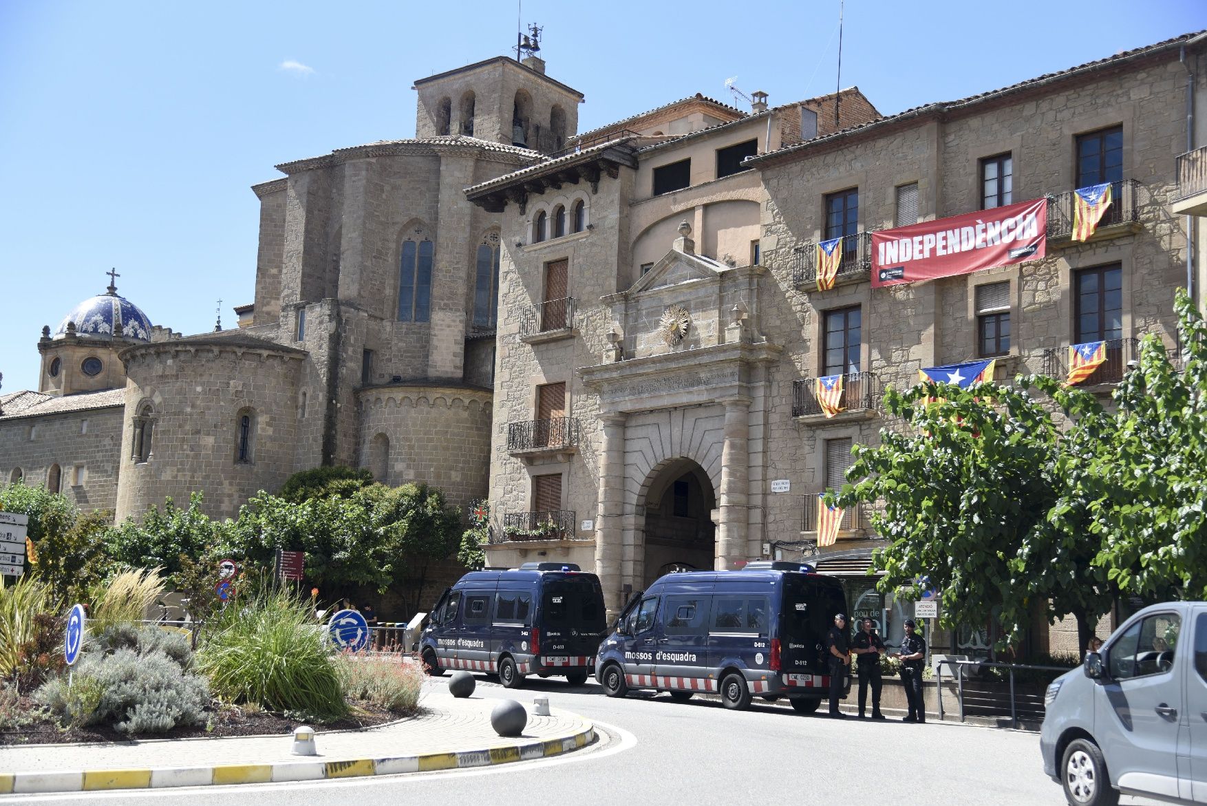 El pas fugaç de 'La Vuelta' per Solsona congrega centenars de persones al portal de Sant Miquel
