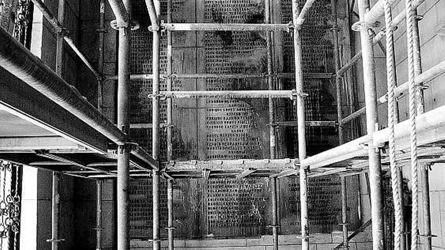 Las placas con los nombres de los gijoneses capturados por la milicia republicana y apresados en la basílica.