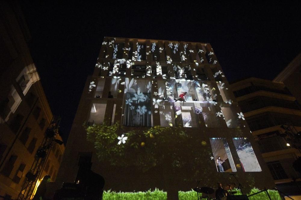 Danza vertical sobre la fachada del Moneo