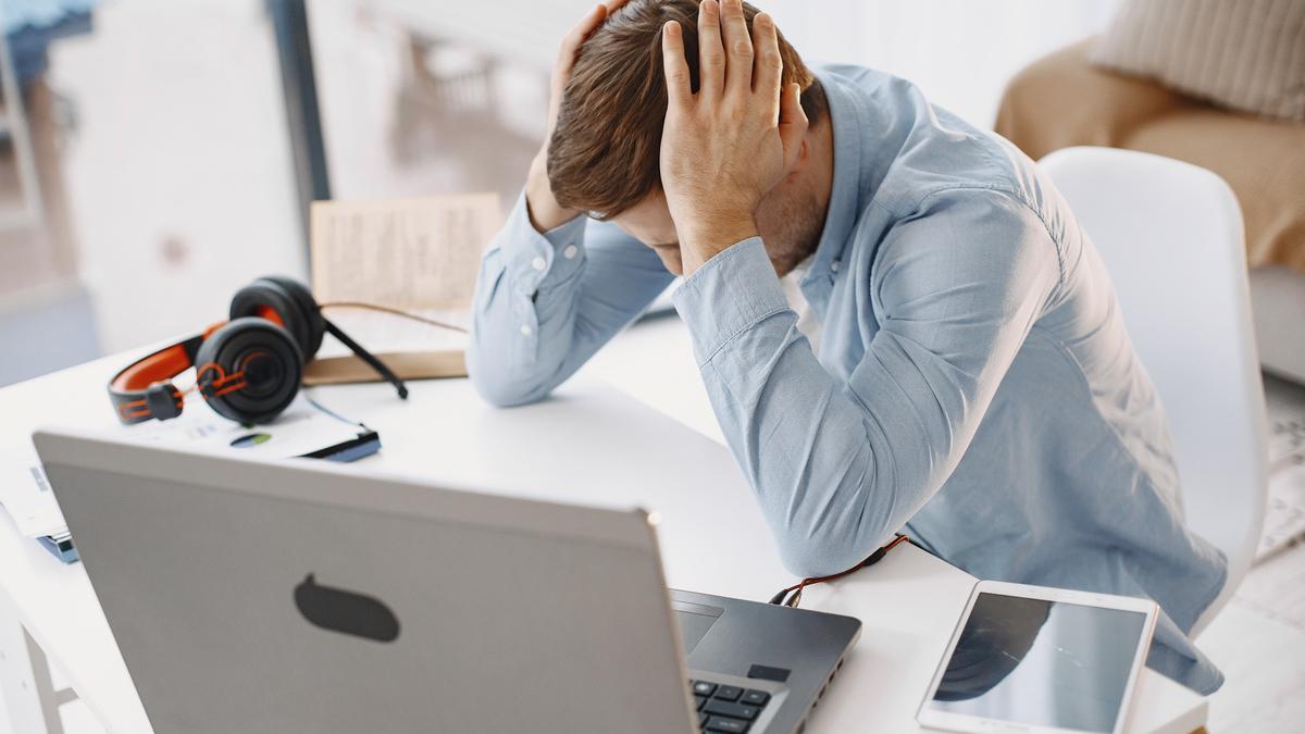 Síntomas del estrés laboral y consejos del especialista para que no acabemos agotados