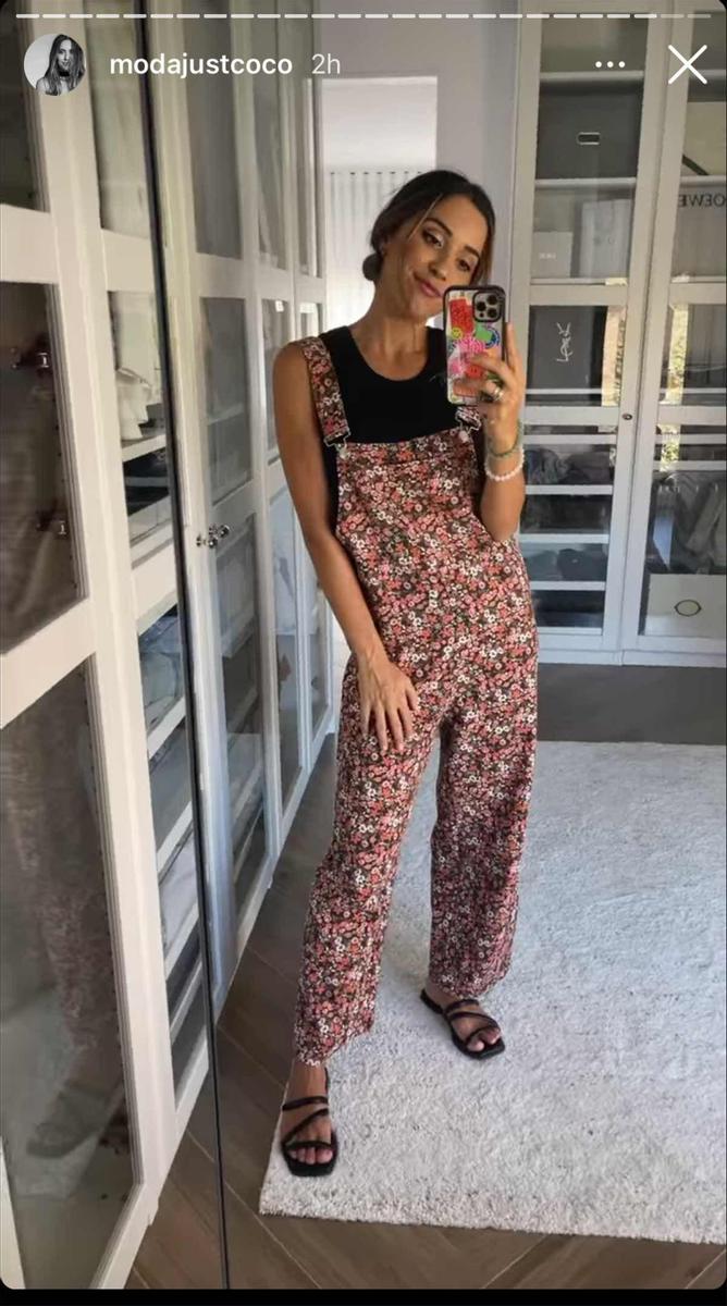 JustCoco con un peto estampado floral de Zara