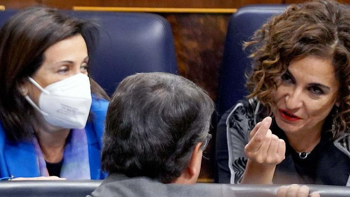 La ministra de Hacienda, María Jesús Montero, bromea con el portavoz del PNV, Aitor Esteban, en una sesión del Congreso de los Diputados. David Castro