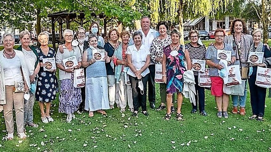 As participantes no libro, co alcalde e a concelleira de Servizos Sociais.   | // L.O.