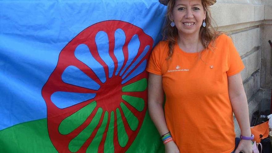 María José Obelleiro, con la bandera que identifica al pueblo gitano. // Rafa Vázquez